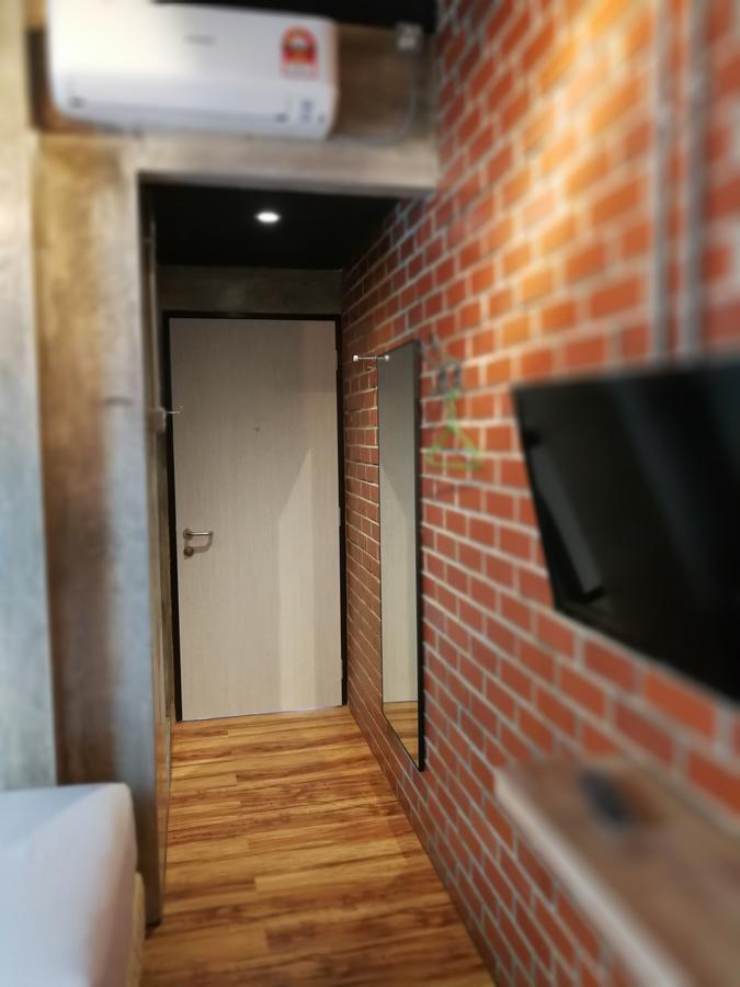 The Rise Room Куала-Тренгану Экстерьер фото A corridor in a house